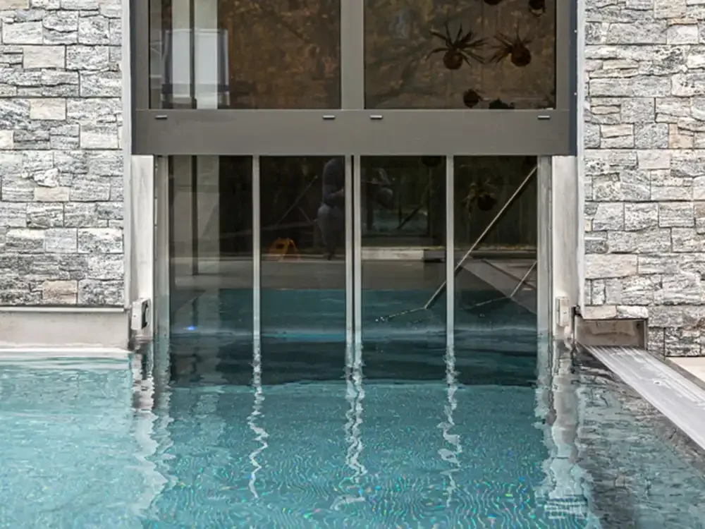 Poolschiebetüre als Schwimmbadschleuse