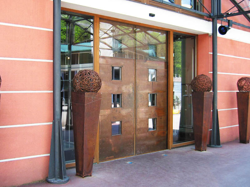 Ein geschlossene Schiebetüre im Bronce-Look