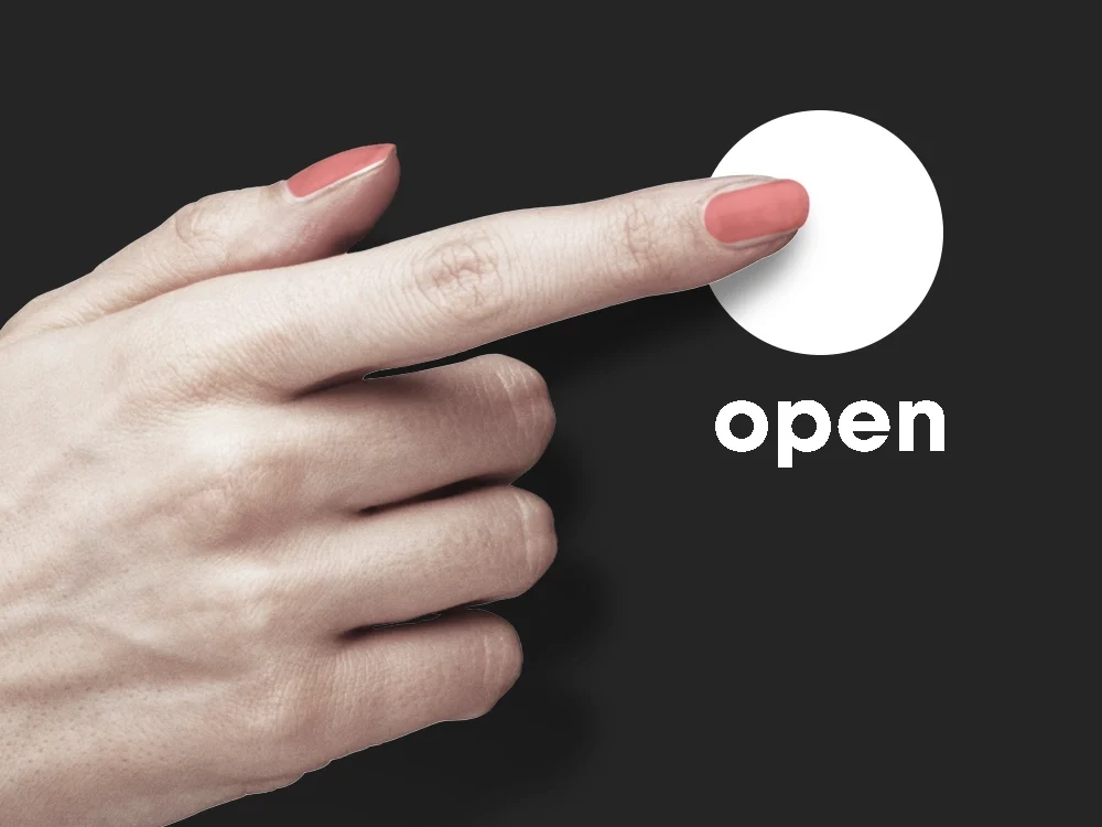 Ein Finger zeigt auf eine "Open-Button"